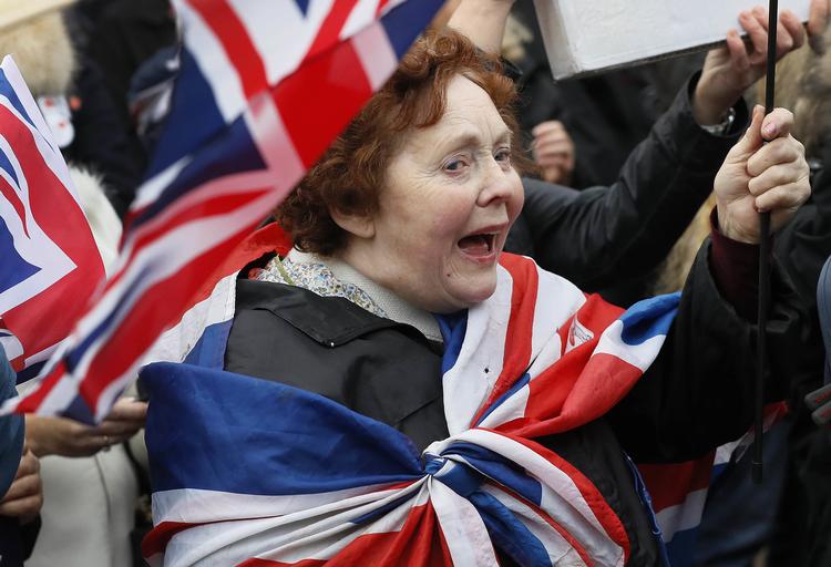Stemningen blandt lige over halvdelen af briterne var i top efter Brexit-afstemningen. Siden har pessimismen indfundet sig hos en stor del af befolkningen.  Kirsty Wigglesworth/AP