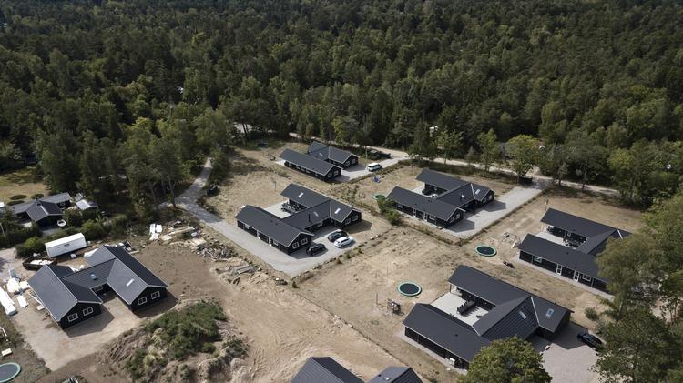 Kæmpe luksus sommerhuse dukker op over hele landet, her er en hel koloni under opførelse i Asserbo ved Frederiksværk.
   Jens Dresling/POLFOTO