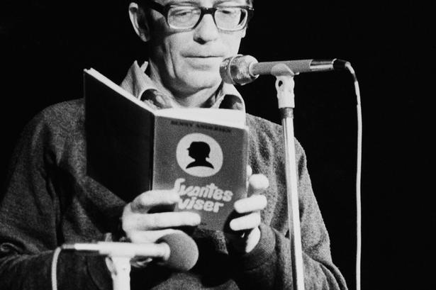 Benny Andersen læser op af sin roman Svanets viser, 1975.  Erik Gleie/POLFOTO