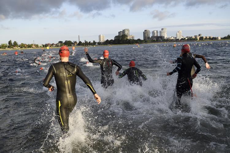 Starten på svømmedistancen under sidste års KMD Iron man Copenhagen.
   Khan Tariq Mikkel/POLFOTO