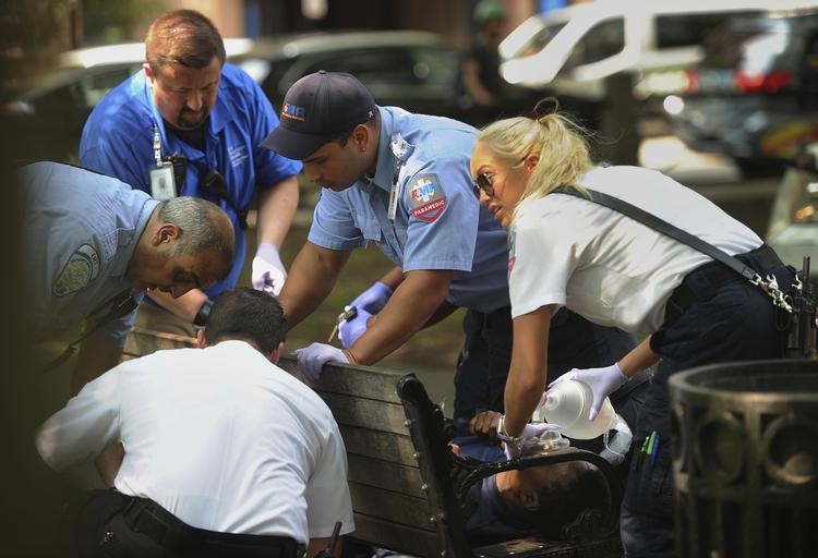 
    Redningsfolk kæmpede hårdt for at redde de mange med overdosis, som i denne uge blev fundet i New Haven i USA. 
   Brian A. Pounds/AP
