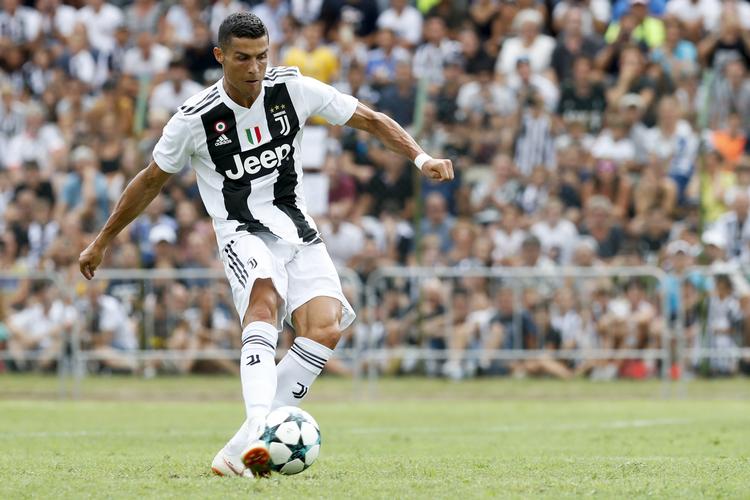 Når Cristiano Ronaldo flytter klub, er der også mange penge, der flytter med. Portugiseren er kendt for at være en magnet, når det drejer sig om f.eks. sponsorkontrakter. Her ses han i aktion i Juventus-trøjen.
   Antonio Calanni/Ritzau Scanpix