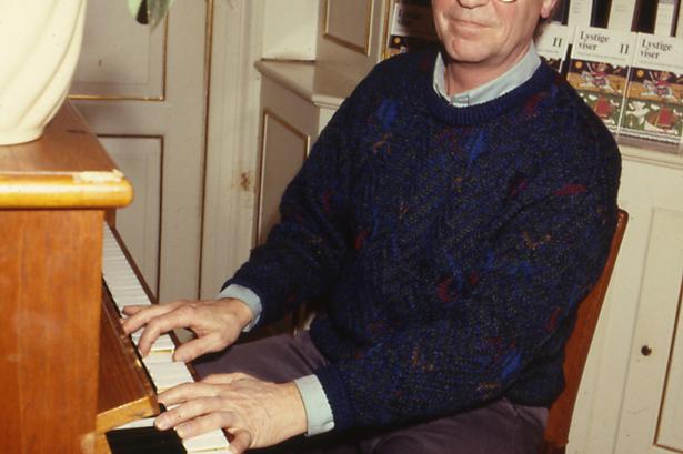 Benny Andersen havde mange talenter; han var digter, lyriker, forfatter, komponist og pianist. Her er han ved klaveret i 1988.
   Jens Dige