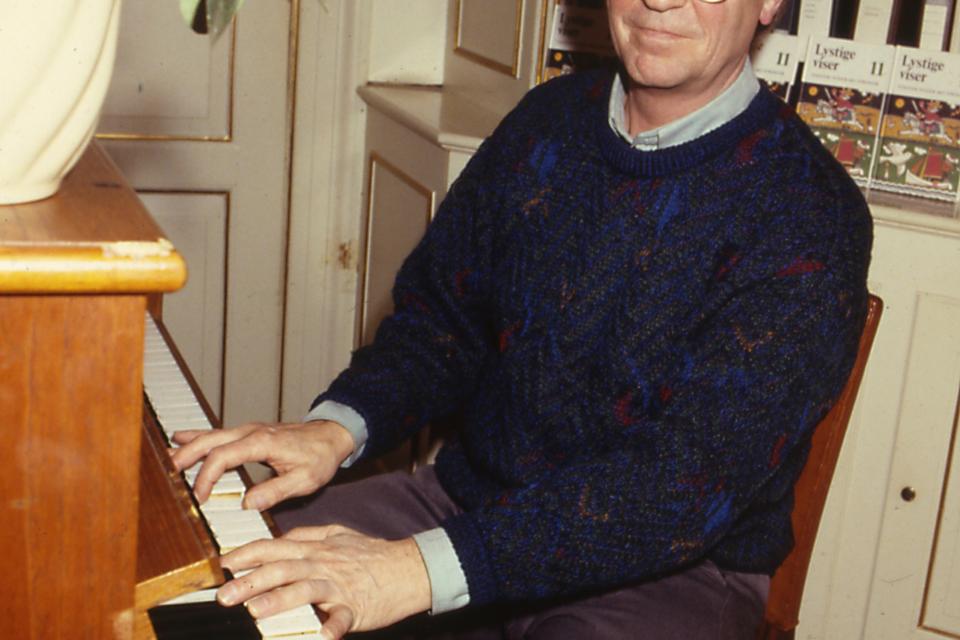 Benny Andersen havde mange talenter; han var digter, lyriker, forfatter, komponist og pianist. Her er han ved klaveret i 1988.
   Jens Dige