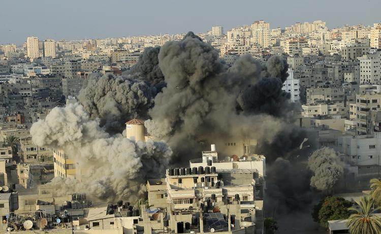 Bomberne, der jævnede kulturcentret Said al-Mishal med jorden, kom som israelsk svar på voldsomme uroligheder mellem Israel og palæstinensere. Ifølge det israelske militær brugte Hamas centret til militært formål. Arafat Ooda/AP