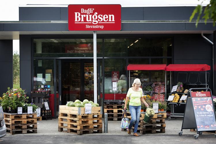 I Stevnstrup ved Randers har lokale borgere lånt deres  gamle Dagli'Brugsen penge. Nu er den mere end 100 år gamle brugs blevet fornyet, og kunderne strømmer til. Foto: Martin Lehmann Martin Lehmann/POLFOTO