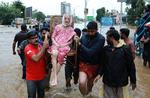 En kvinde evakueres fra en landsby i distriktet Ernakulam i Kerala. Over 220.000 har måttet forlade deres hjem, og over 300 mennesker har mistet livet i de alvorlige oversvømmelser. -/Ritzau Scanpix