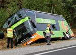 Bussen ses her liggende halvt på siden, efter den kørte galt i Tyskland tidligt i morges.  Fabrizio Bensch/Ritzau Scanpix