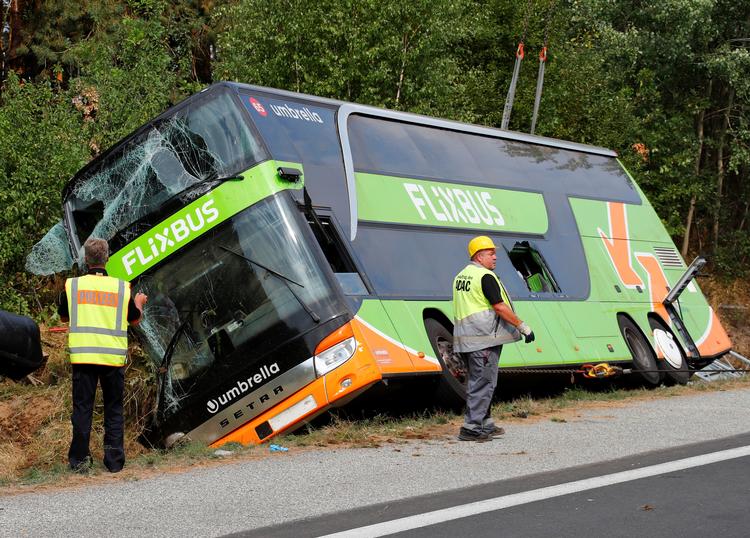 Bussen ses her liggende halvt på siden, efter den kørte galt i Tyskland tidligt i morges.  Fabrizio Bensch/Ritzau Scanpix