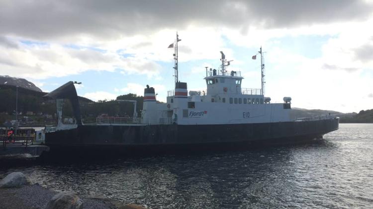 47 mennesker er evakueret, efter en bilfærge med turister brød i brand i Lysefjorden øst for den norske by Stavanger.  Fjord1/Ritzau Scanpix