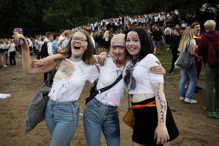 
   Gymnasiernes fest fandt sted fredag aften. De ældre elever tegner med tusch på de nye 1. g'ere, og der bliver drukket store mængder alkohol.  Martin Lehmann/POLFOTO