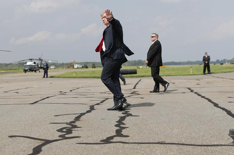 Donald Trump er i fuld gang med et opgør mod de klimatiltag, der blev indført af forgængeren, Barack Obama. Her er han fotograferet fredag i New Jersey på vej til et weekendophold på en af sine golfklubber. Pablo Martinez Monsivais/AP