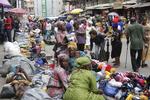 Et travlt marked i Nigerias hovedby, Lagos. Nigeria var i 2016 og 2017 i økonomisk krise; først midt på sidste år begyndte økonomien igen at vokse en anelse. Men som mange andre lande i regionen har Nigeria svært ved at tilbyde job: Arbejdsløsheden er tæt på 20 procent og for de unge er den over 30 procent. Sunday Alamba/AP