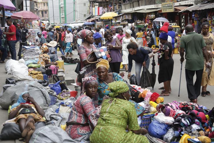Et travlt marked i Nigerias hovedby, Lagos. Nigeria var i 2016 og 2017 i økonomisk krise; først midt på sidste år begyndte økonomien igen at vokse en anelse. Men som mange andre lande i regionen har Nigeria svært ved at tilbyde job: Arbejdsløsheden er tæt på 20 procent og for de unge er den over 30 procent. Sunday Alamba/AP