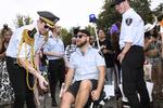  Niels Lautrup Holm (tv) fører an i et optog af bartendere fra homobaren Jailhouse. 
   Andreas Haubjerg/POLFOTO