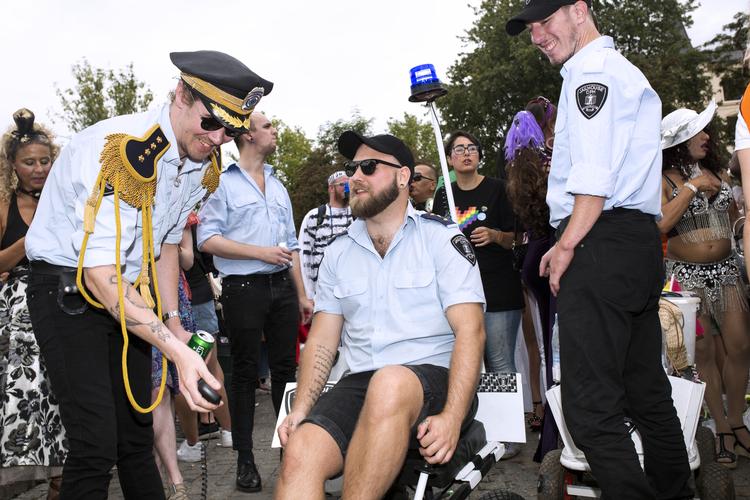  Niels Lautrup Holm (tv) fører an i et optog af bartendere fra homobaren Jailhouse. 
   Andreas Haubjerg/POLFOTO