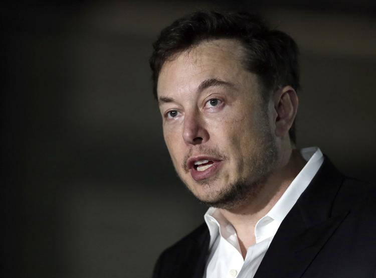 »Der har været tider, hvor jeg ikke har forladt fabrikken i tre eller fire døgn - dage, hvor jeg ikke har været udenfor«, siger Elon Musk. Kiichiro Sato/AP