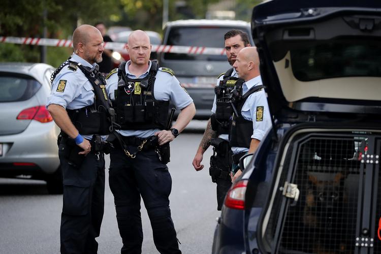 
    Stor politirazzia foran Terrasserne 21 i Tingbjerg fredag aften. Svært bevæbnet politi, hunde og politiets teknikere undersøger biler og en lejlighed i egendommen.
   Jens Dresling/POLFOTO