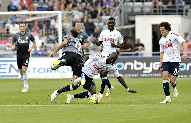 Der blev kæmpet om alle bolde i Aarhus i det intense opgør mellem AGF og FC København.  Norde Ernst Van/Ritzau Scanpix