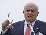 Står det til Trumps advokat, den tidligere New York-borgmester Rudy Giuliani, skal præsidenten ikke forklare sig under ed, for han risikerer at 'gå i en fælde og begå mened' Charles Krupa/AP