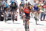 Med hånden strakt over hovedet som en hajfinne  markerer Vincenzo Nibali sit tilnavn Hajen fra Messinastrædet ved en af sine mange sejre. Foto: Photogomez Sport. 