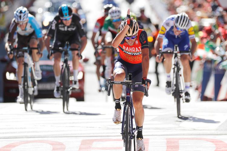 Med hånden strakt over hovedet som en hajfinne  markerer Vincenzo Nibali sit tilnavn Hajen fra Messinastrædet ved en af sine mange sejre. Foto: Photogomez Sport. 