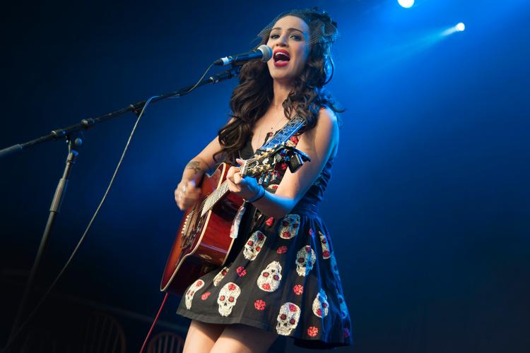 Lindi Ortega optræder her til Cambridge Folk Festival i 2014.  Bryan Ledgard/Wikimedia Commons 
