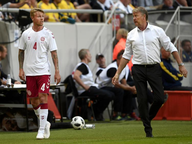 Anfører Simon Kjær og spillerrådet forhandler sammen med fagforeningen med DBU. Landstræner Åge Hareide kan blot håbe på det bedste.  Poulsen Lars/POLFOTO