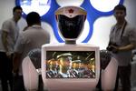 Det burde være et perfekt match, men kinesisk kadredisciplin ligger måske alligevel ikke til robotterne ... Mark Schiefelbein/AP
