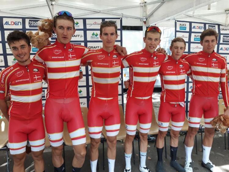 Det danske mandskab, der kørte en flot sejr hjem i holdløbet i Tour de l'Avenir: Magnus Bak Klaris (yderst til venstre), der blev slået ud af maskinskade, Mikkel Bjerg, Mikkel Fröhlich Honoré, Jonas Gregaard Wilsly, Jonas Vingegaard og Andreas Stokbro. Foto: Nicolas Gachet/Direct Velo. 