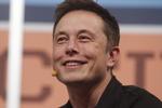 Elon Musk blev født i Sydafrika og solgte sit første computerspil som 12-årig efter at have lært sig selv at programmere.  Jack Plunkett/AP