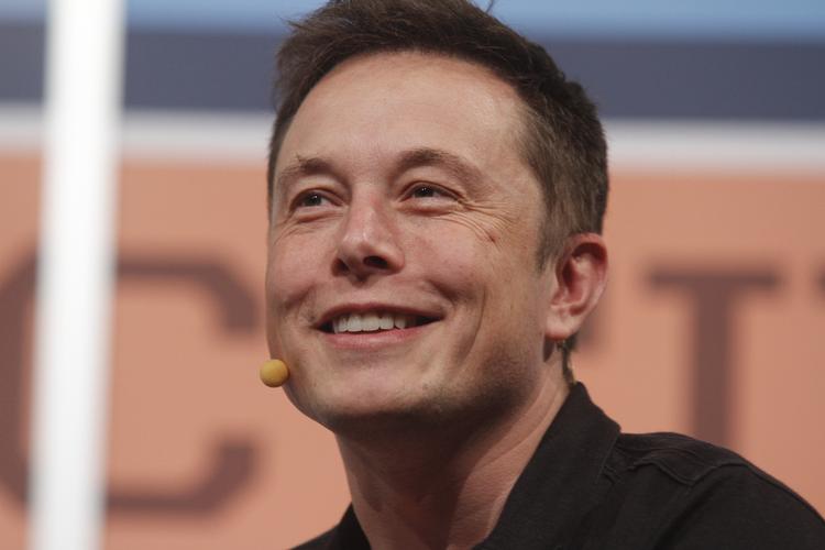 Elon Musk blev født i Sydafrika og solgte sit første computerspil som 12-årig efter at have lært sig selv at programmere.  Jack Plunkett/AP