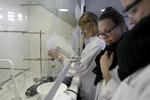 Elever fra 3. g laver forsøg i laboratoriet på Kemisk Institut ved Københavns Universitet. Kemi, fysik, naturvidenskabelig uddannelse.
   Peter Hove Olesen/POLFOTO