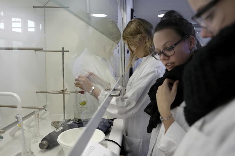 Elever fra 3. g laver forsøg i laboratoriet på Kemisk Institut ved Københavns Universitet. Kemi, fysik, naturvidenskabelig uddannelse.
   Peter Hove Olesen/POLFOTO