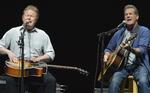 To af de originale The Eagles-medlemmer, Don Henley (t.v.) og Glenn Frey (1948-2016) ses her på et arkivbillede fra 2014, hvor de var på turné med 'History of the Eagles'.    John Shearer/AP