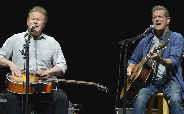 To af de originale The Eagles-medlemmer, Don Henley (t.v.) og Glenn Frey (1948-2016) ses her på et arkivbillede fra 2014, hvor de var på turné med 'History of the Eagles'.    John Shearer/AP