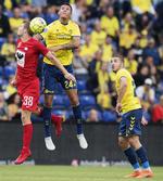 Brøndby skal spille flere nye ind på holdet. Her er det Joel Kabongo (i midten) og Josip Radosevic i aktion i  nederlagskampen mod Esbjerg
   Claus Bech/Ritzau Scanpix