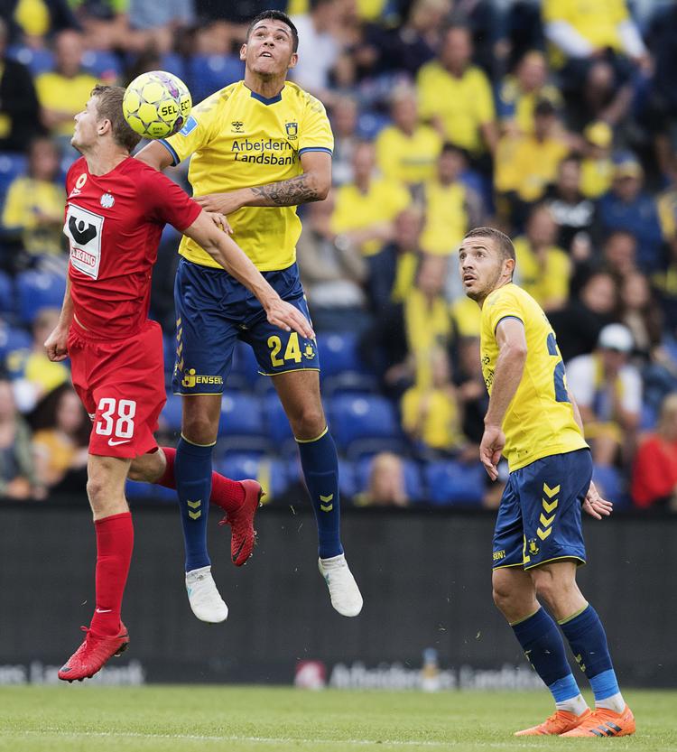 Brøndby skal spille flere nye ind på holdet. Her er det Joel Kabongo (i midten) og Josip Radosevic i aktion i  nederlagskampen mod Esbjerg
   Claus Bech/Ritzau Scanpix