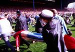 96 personer blev klemt ihjel, da flere tusinde fans fra Liverpool inden kampen mellem  London-klubben og Nottingham Forest forsøgte at komme ind på et aflukket område med ståpladser bag det ene mål. I forvejen var stadion tæt på at være pakket med 54.000 mennesker.
De mange Liverpool-fans blev presset op af et metalhegn eller trampet ned. Mange døde af kvælning. /AP