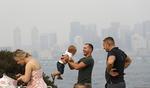 Centrum af Seattle er indhyllet i røg fra skovbrande. Indbyggerne må leve med, at luftkvaliteten lige nu er erklæret for usund.  Elaine Thompson/AP