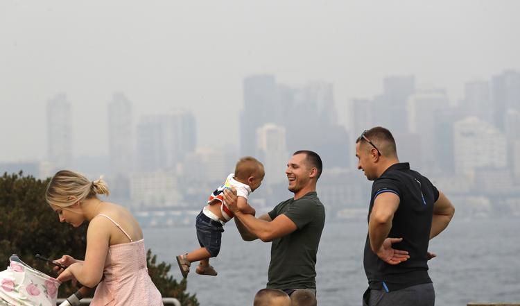 Centrum af Seattle er indhyllet i røg fra skovbrande. Indbyggerne må leve med, at luftkvaliteten lige nu er erklæret for usund.  Elaine Thompson/AP
