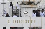 Den italienske regering gav natten til tirsdag 'Diciotti' tilladelse til at anløbe havnen i den sicilianske by Catania. Salvatore Cavalli/AP