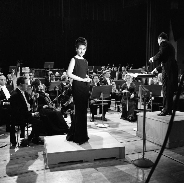 Kan buler og skrammer være tiltrækkende, nærmest i sig selv en kvalitet? Den slags spørgsmål kan man stille sig selv, når man lytter til stjernesangeren Maria Callas. Georges Chevrier / Fonds de Dotation Maria Callas