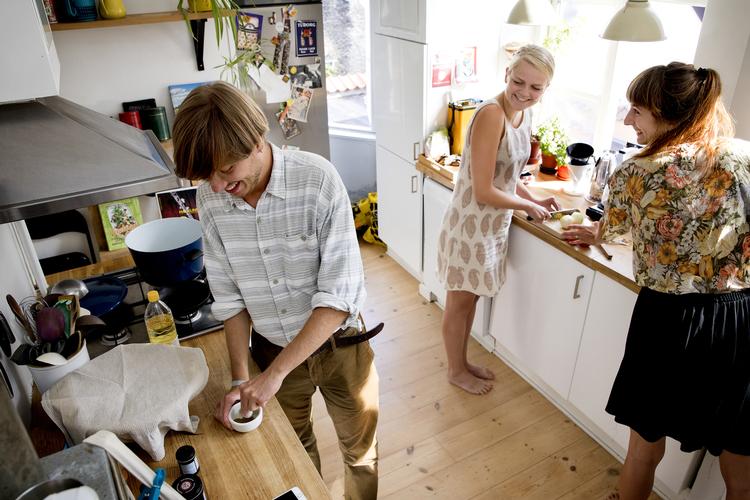Laurids er vegetar. det er Terese og Sofie ikke, men spiser alligevel de fleste måltider uden kød.    Finn Frandsen/POLFOTO