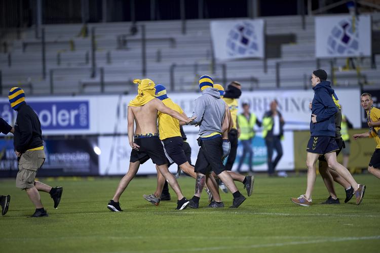 Brøndby var på vej mod sejr i Horsens, men kiksede i slutminutterne - og så forduftede mesterskabsdrømmen, hvilket udløste frustrationer på lægterne.
   Bonnerup Claus/POLFOTO