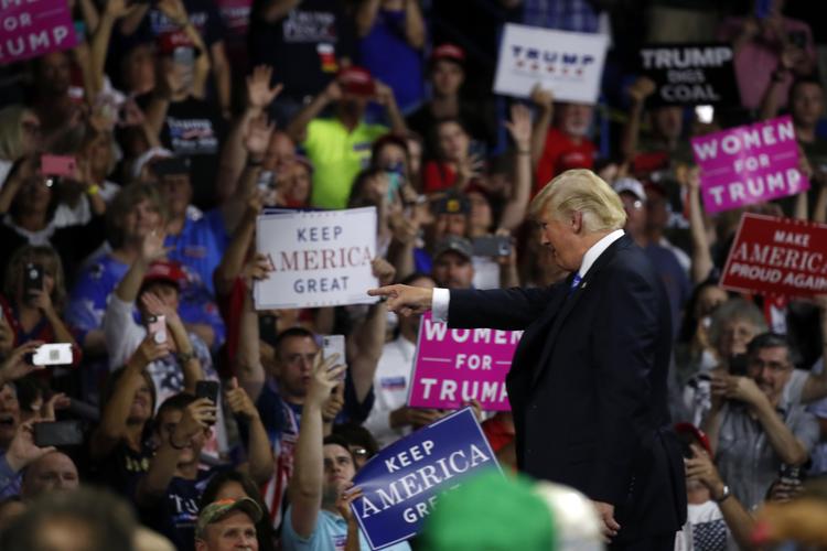 Det påvirkede ikke den gode stemning ved et Trump-valgmøde i Vest Virginia i går, at anklagerne mod præsidenten nu spidser til.  Alex Brandon/AP