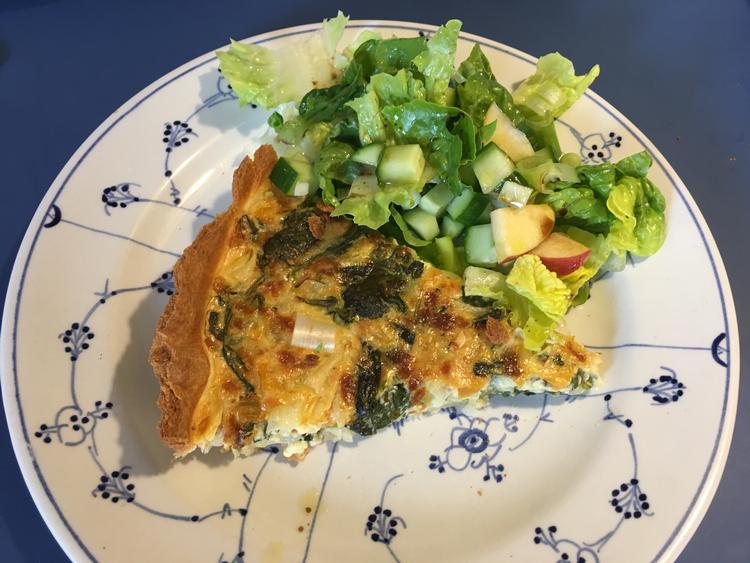 Tærte med sødekartofler og spinat på færdiglavet tærtebund med hjertesalat til. 