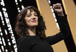 Asia Argento siger, at hun og hendes daværende kæreste, kendiskokken og CNN-værten Anthony Bourdain, betalte pengene til Jimmy Bennett af medlidenhed og for at undgå dårlig omtale. Vianney Le Caer/AP