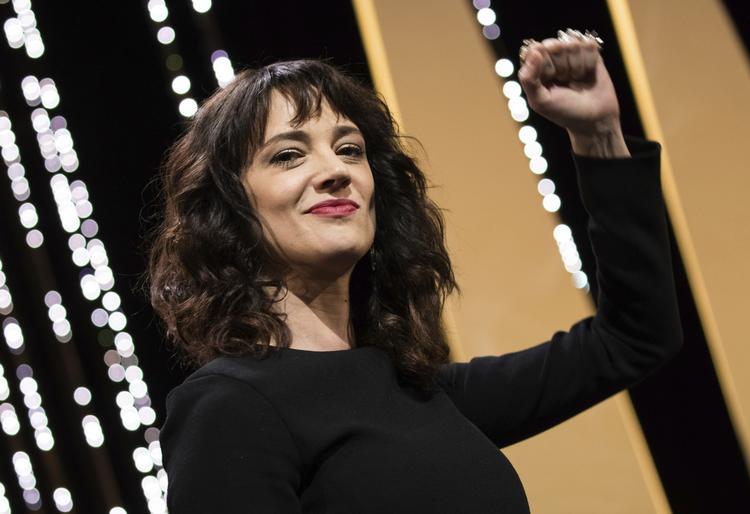Asia Argento siger, at hun og hendes daværende kæreste, kendiskokken og CNN-værten Anthony Bourdain, betalte pengene til Jimmy Bennett af medlidenhed og for at undgå dårlig omtale. Vianney Le Caer/AP