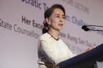 Aung San Suu Kyi talte tirsdag i Singapore. Don Wong/AP